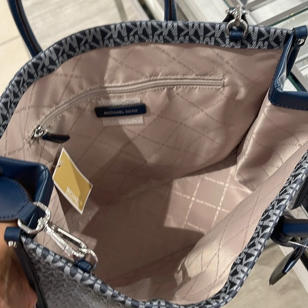 MICHAEL KORS Mirella Medium Ombré Logo EW Tote Shoulder Bag
Navy 
NWT - Picture 16 of 16